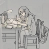 一位准初中的女孩子暑假晚上赶作业的样子