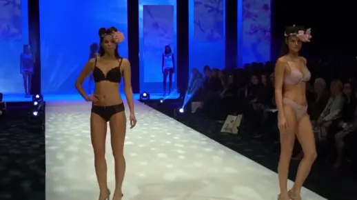 法国内衣秀Cocooning fashion show Vintage Circus Fun