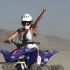 明星丹尼斯米兰妮在沙漠骑摩托