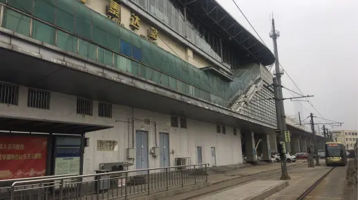 泰达导轨电车驶出泰达站