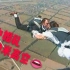 【超浪漫】空中婚礼！跳伞冠军夫妇从1500米高空跳下 在空中接吻