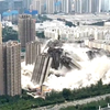 直击现场！昆明著名烂尾楼空置7年被爆破 15栋高楼随巨响轰然倒地