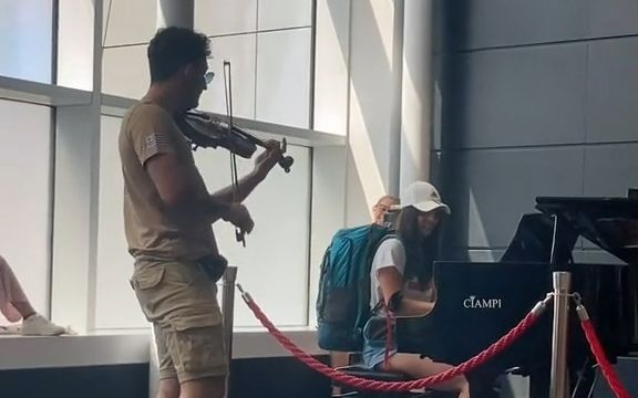 当两位音乐家在机场偶遇：这可能就是琴瑟和鸣吧