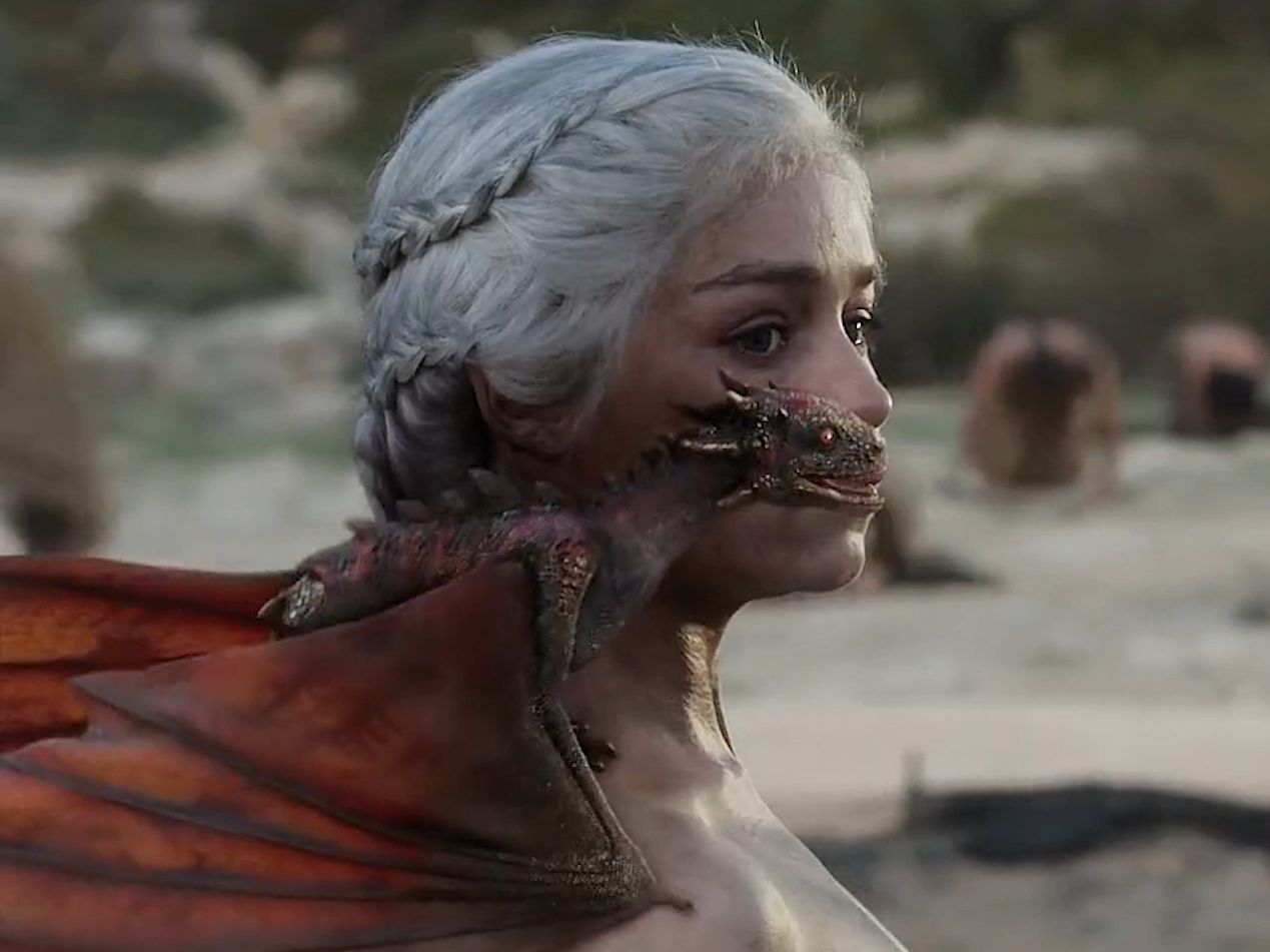 为了验证自己是否有真龙之血，女人徒手拿起1000度的龙蛋《权力的游戏》