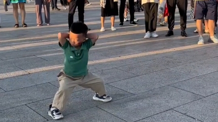 六岁小孩天安门广场武术表演动作行云流水一气呵成 。