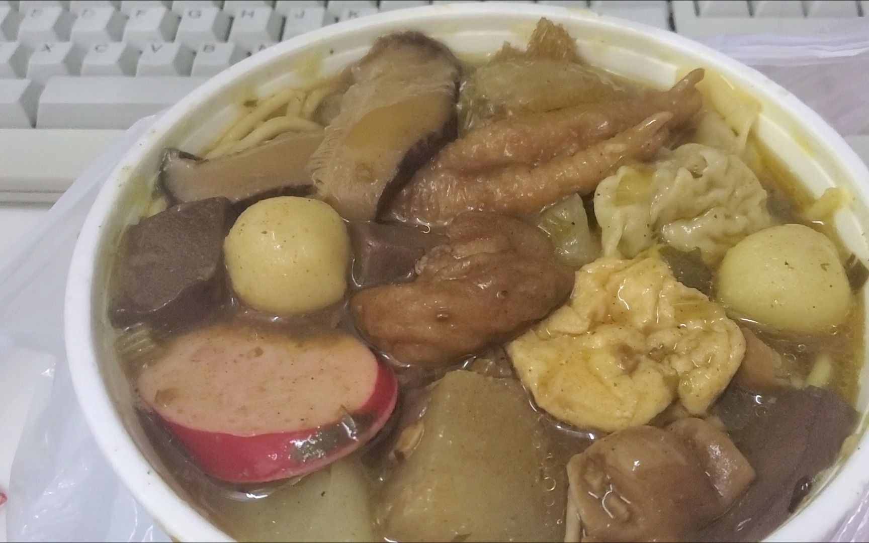 香港穷人美食,27元的路边摊车仔面(谁说香港随便吃碗面要50元?)