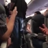 愤怒！美联航强制拖拽亚裔乘客下飞机，只因航班超额预售！