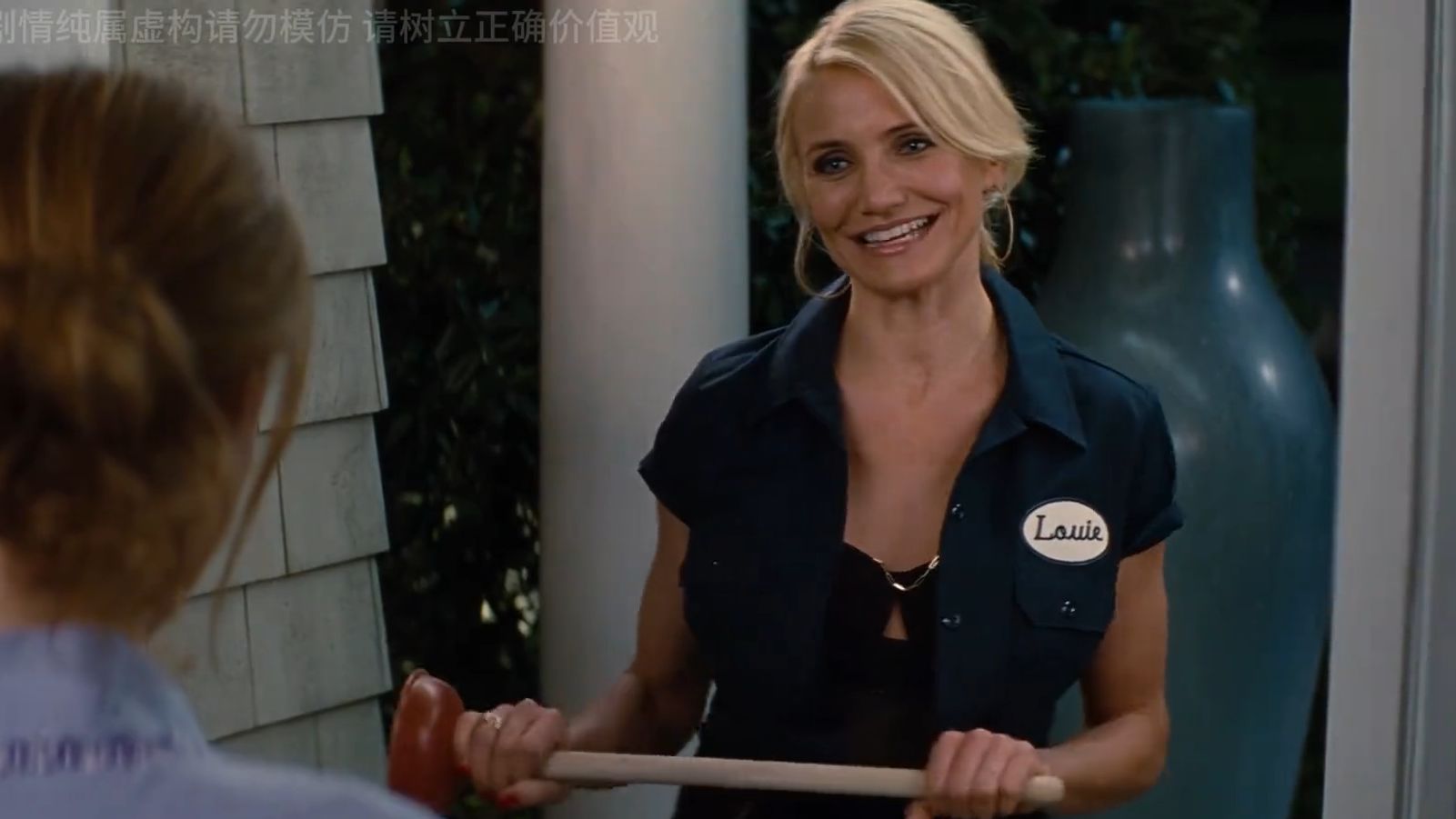 女人第一次穿制服，准备找男友玩点刺激的，可她没想到开门的竟是男人老婆，电影《情敌复仇战》