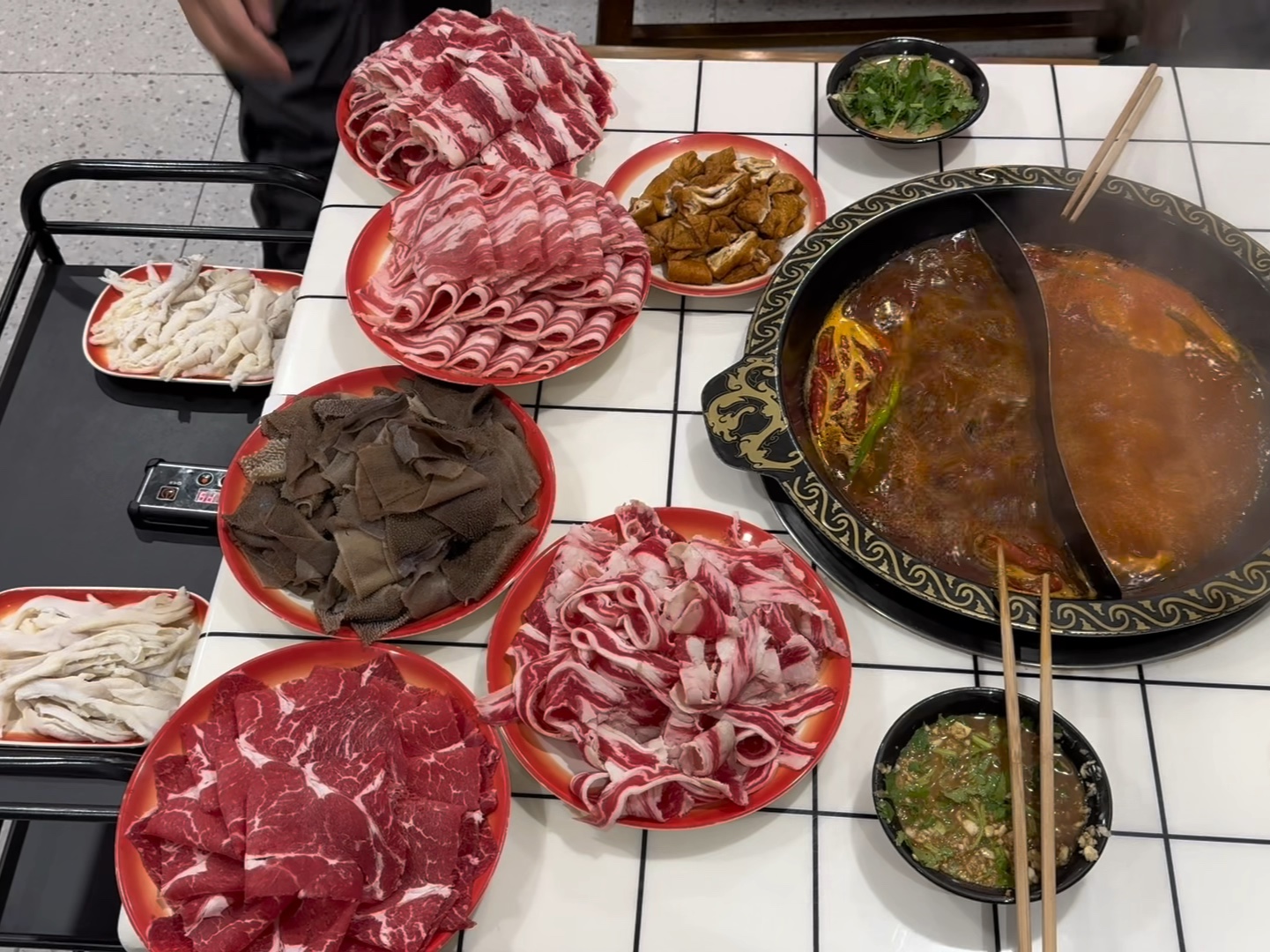 武汉69元的重庆火锅自助，牛肉、毛肚不限量，吃了1700的菜品