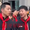 马龙许昕去昆明啦，和同学们一起升国旗