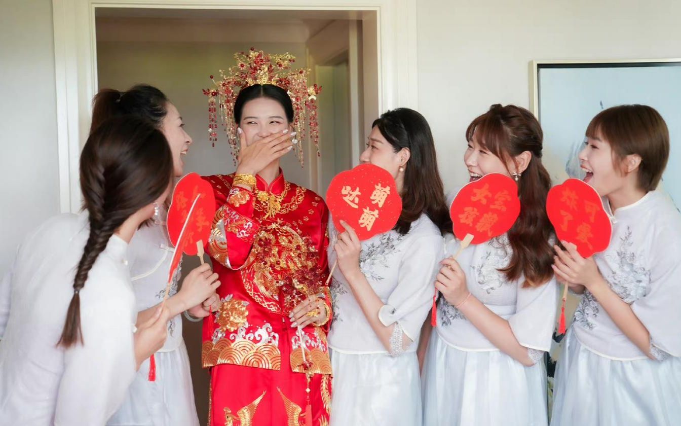张常宁大婚！身着中式婚服惊艳亮相 “世界最高伴娘团”身高吸睛