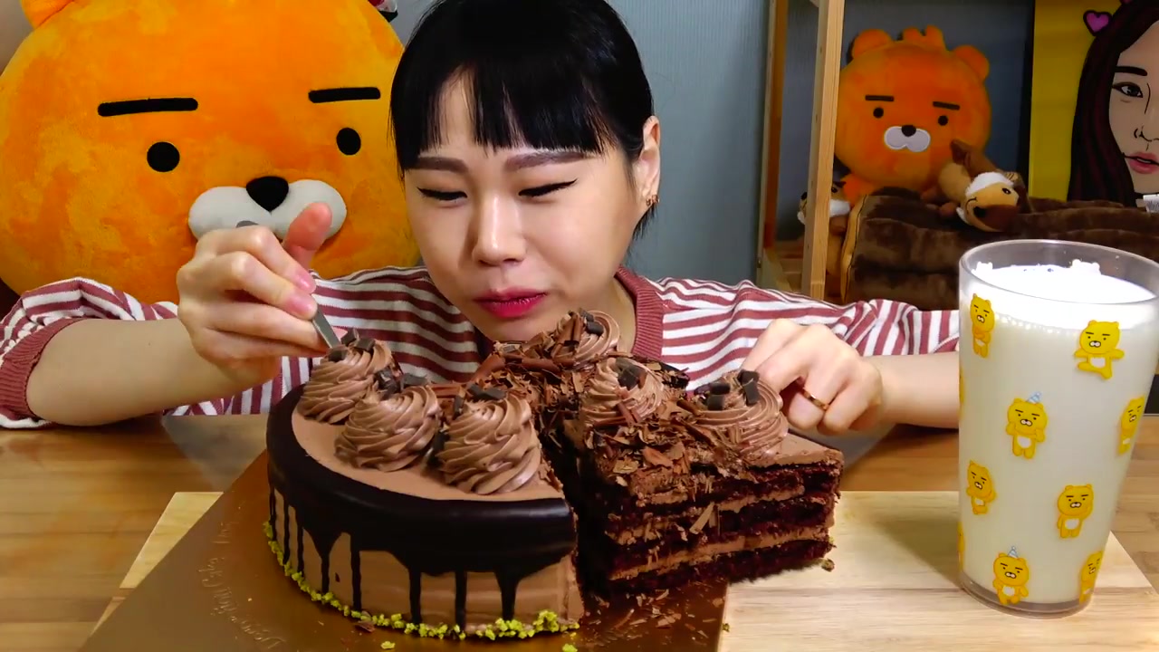 韩国吃播卡妹换发型的卡妹蛋糕甜点系列大大的巧克力
