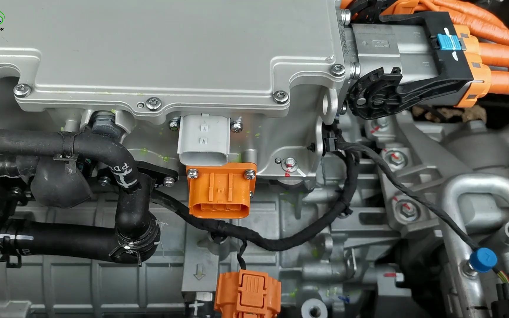 新能源汽车高低压接插件如何快速拔插，干货分享！—电动汽车维修培训