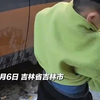 4岁小男孩尿急找了个隐蔽的车角落撒尿，司机发现了全程坐在车里憨笑