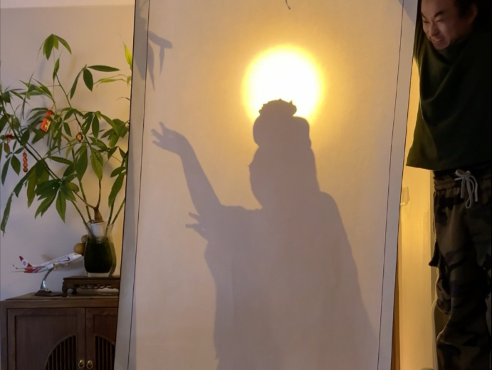 你就说咱这个一秒入画，怎么样！！！这个灯光，这个舞姿，这个氛围！迷不迷人吧！#跳舞#一秒入画#古典舞#落了白#抽象
