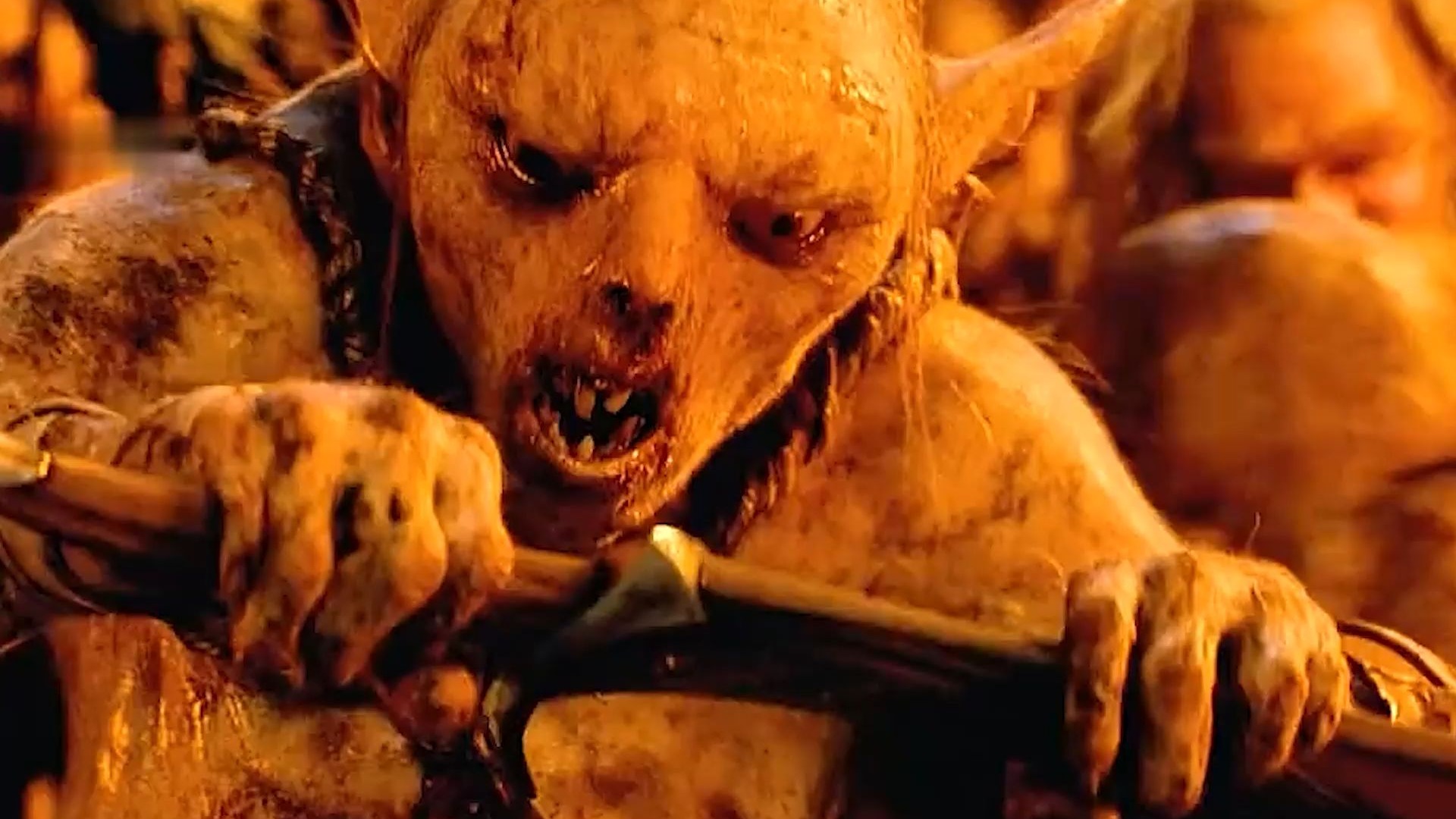 半兽人小兵不小心拔开了索灵的精灵宝剑，竟吓得半兽人国王心有余悸！《霍比特人》