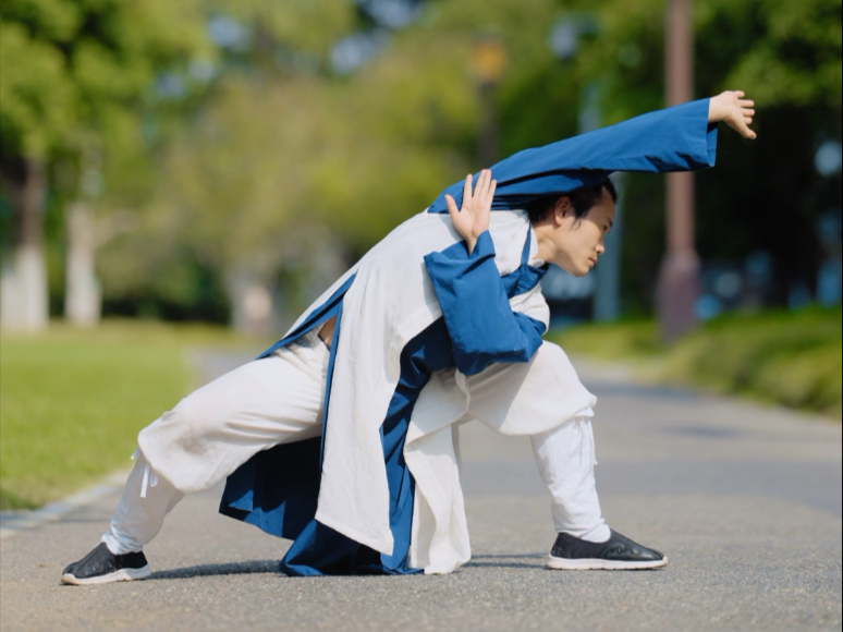 可以试一试自己能做几个，根据自身条件慢慢加量。早晚都可以练习。