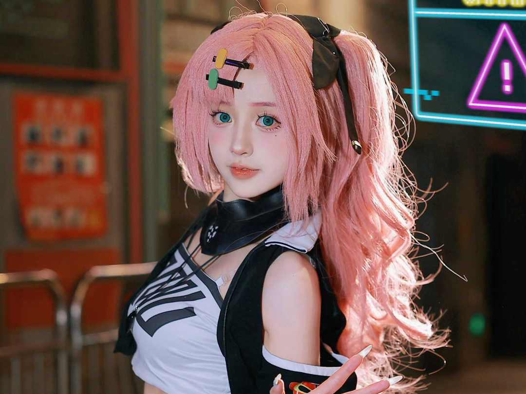 Nicole settles the screen, so don't come and fight together!