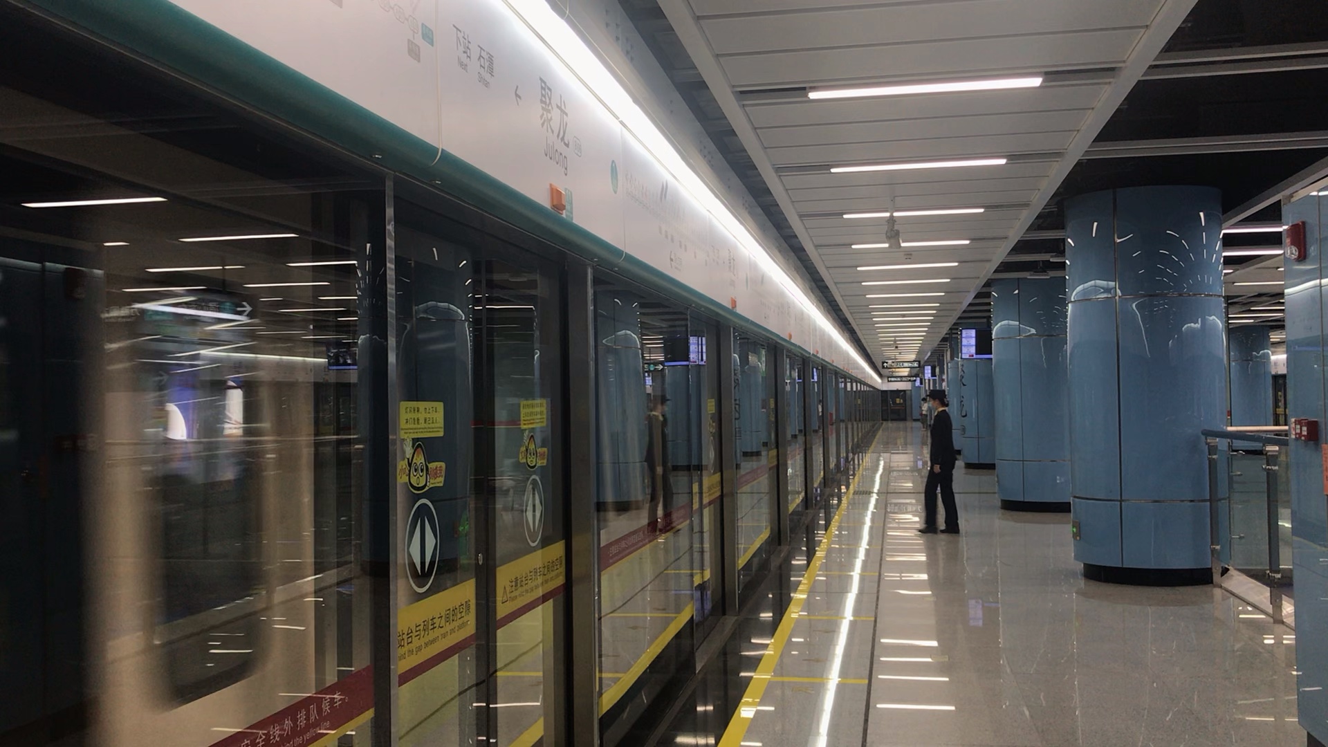 广州地铁8号线短线列车聚龙方向本务a6型香槟鼠聚龙站进站