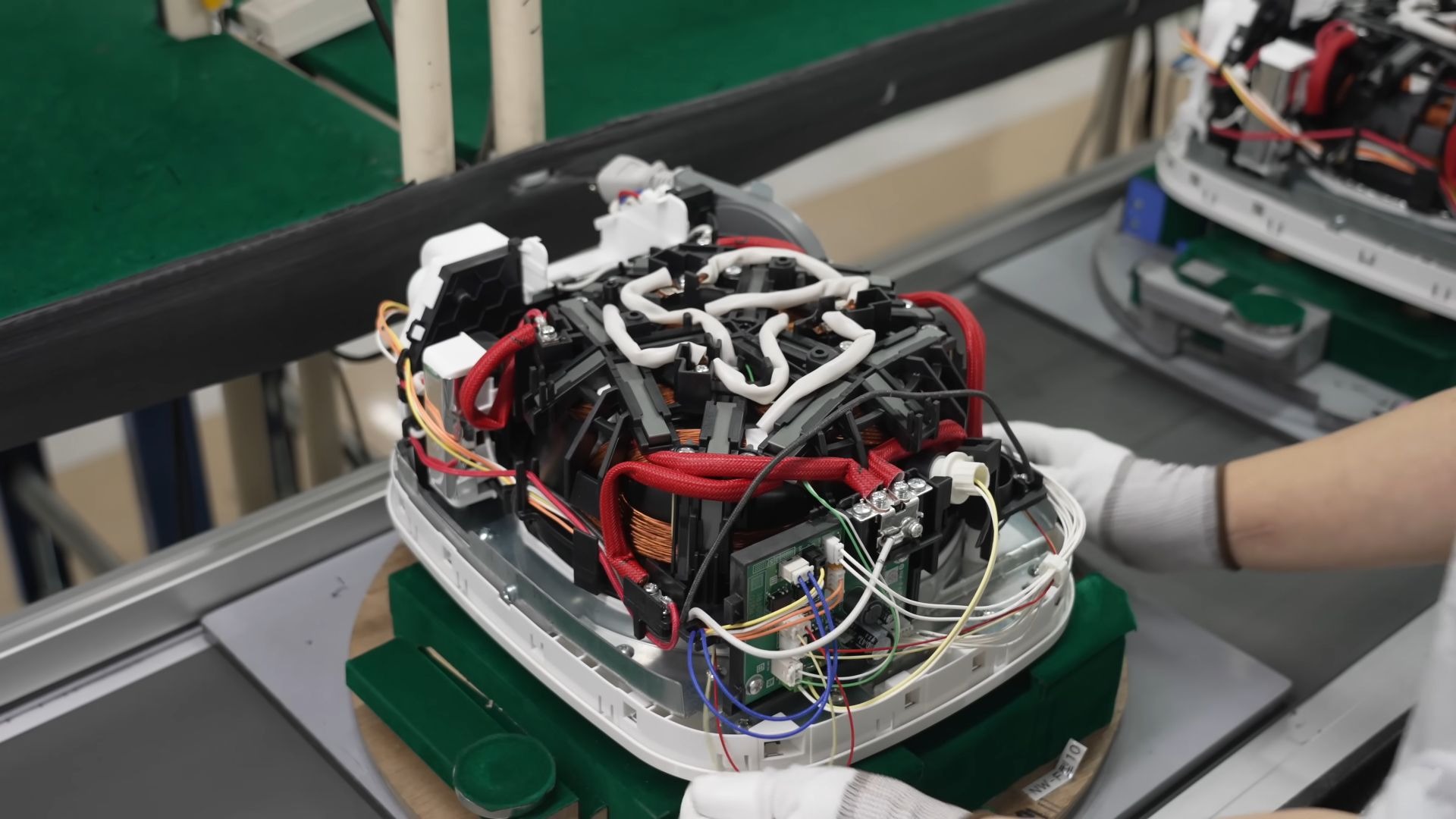 IH电饭煲制造全过程，用料可真足，但它凭什么烧饭最好吃