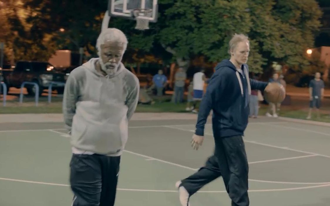 NBA巨星欧文 乐福扮老头横扫野球场