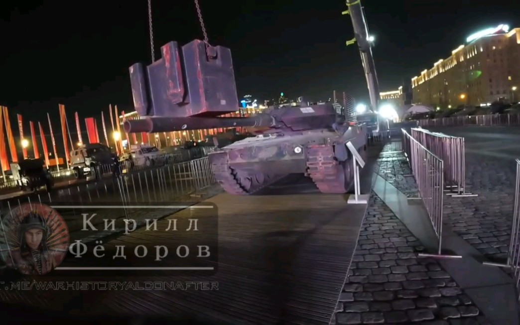 豹2A6正在莫斯科接受俄罗斯大兵的敲打（物理）