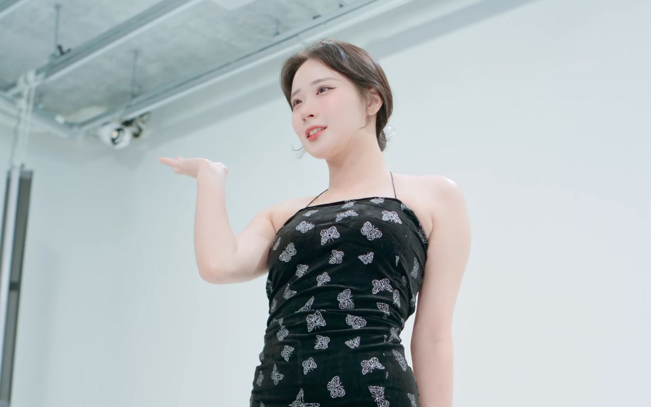 Jung In, Thirsty, black floral dress, side view