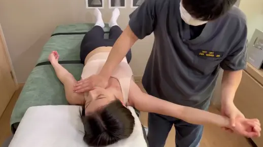 胸肌舒缓推油按摩，解除胸部紧张和疼痛，让妹子的身心得到放松！