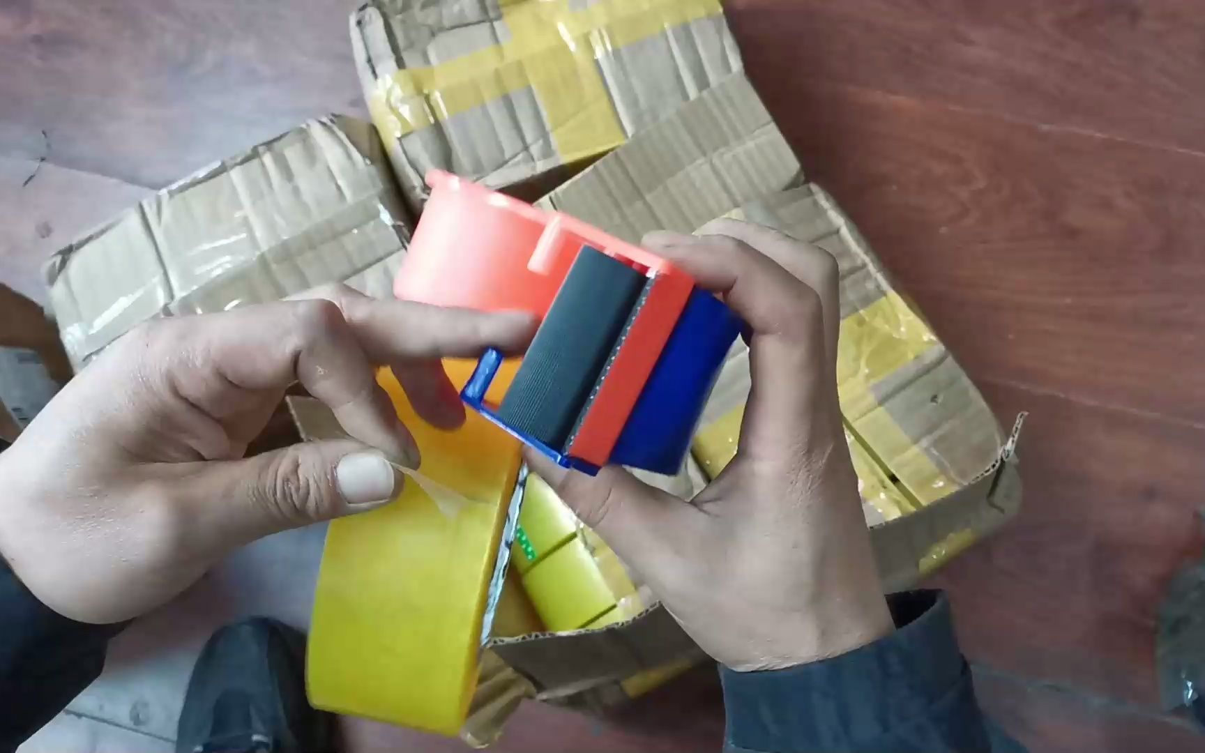 200块钱买了30卷透明胶带！还送了一个打包器