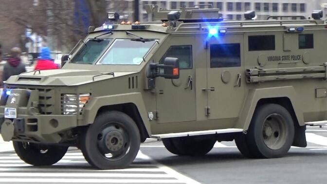 数十辆弗吉尼亚州警用车辆响应国会大厦