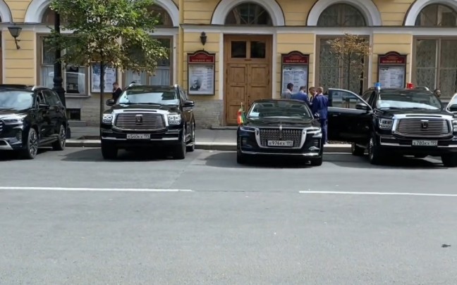 俄罗斯联邦局门口停放一整排都是国产车，为国产汽车点赞