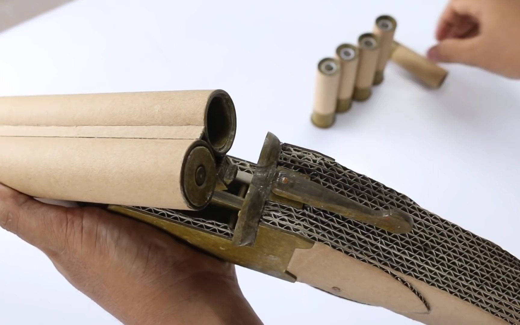 用纸做枪可发射