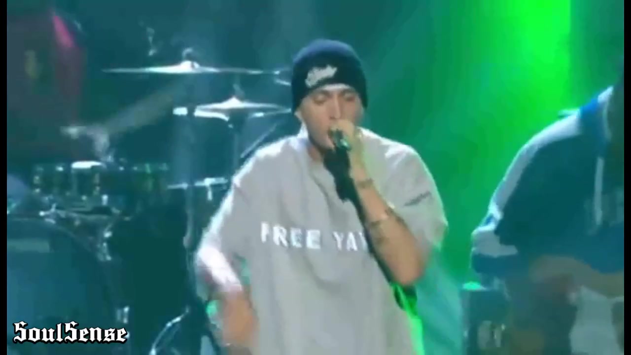 Eminem-Lose Yourself第一首奥斯卡奖说唱歌曲，电影《8英里》的主题曲，也是格莱美最佳说唱歌曲