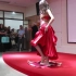 红裙美女赤脚在碎玻璃上跳舞