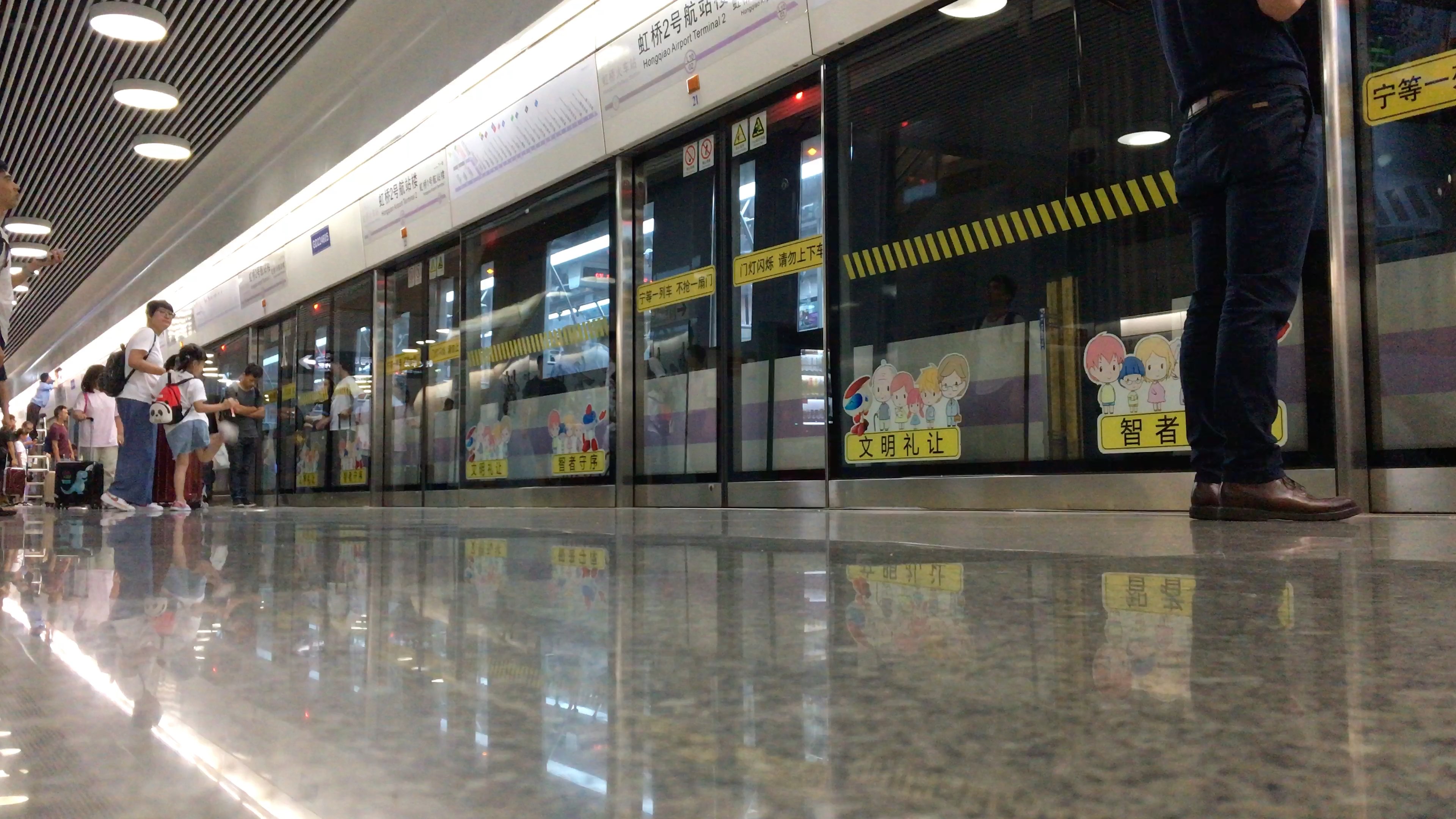 【广州地铁】A5型列车（08131132）通过花地湾站！_哔哩哔哩_bilibili