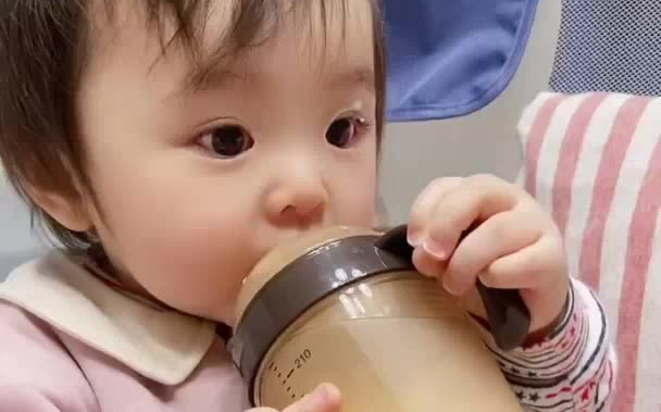 宝宝喝奶 喝奶姿势 人类幼崽到底有多可爱 嘴巴喝奶，眼睛也要喝奶。世喜大棕瓶vs断奶更轻松