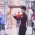 中国学生香港机场快闪,一首《男儿当自强》点燃所有人的中国魂