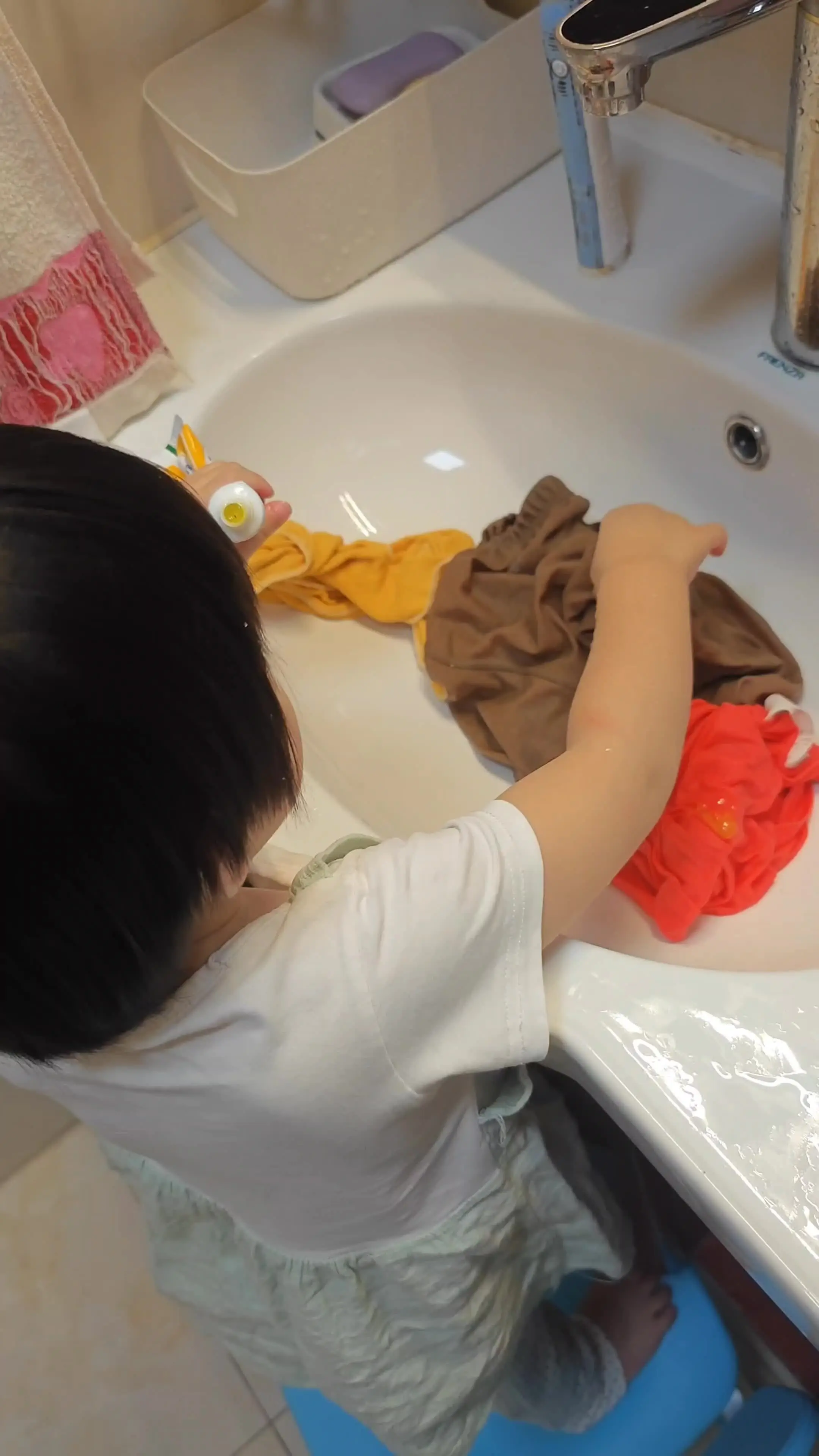 小二用牙膏洗衣服