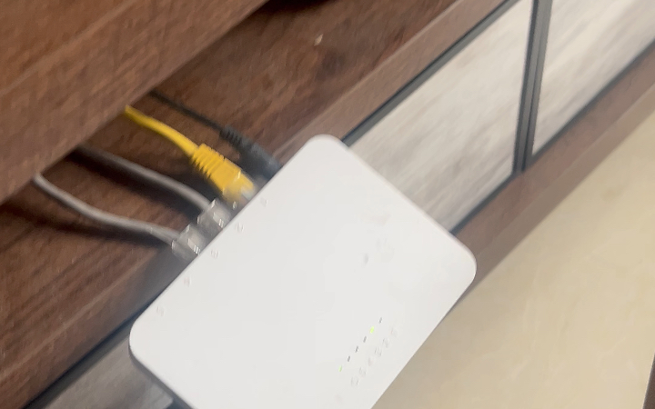 【瞿先生】光猫Wi-Fi那必然卡的。这皮线成麻花了。ap面板网线掉就没电没信号了。小米4a千兆千兆网卡，那没辙。