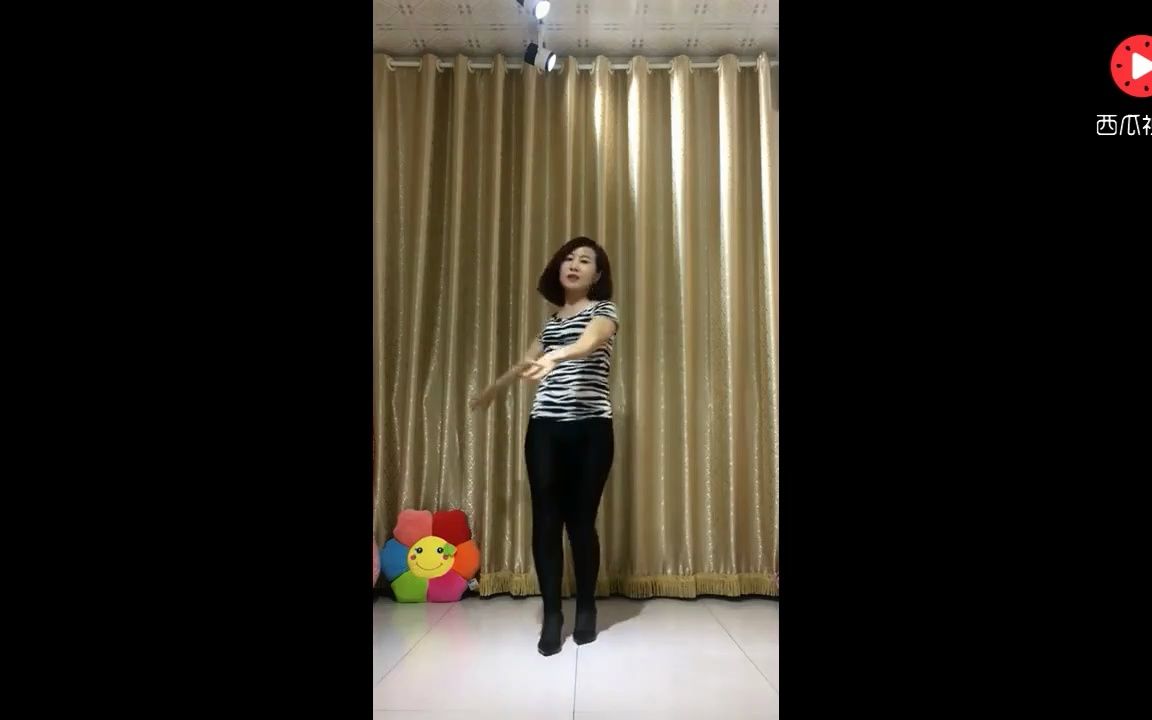 美女广场舞欣赏《丽江恋》