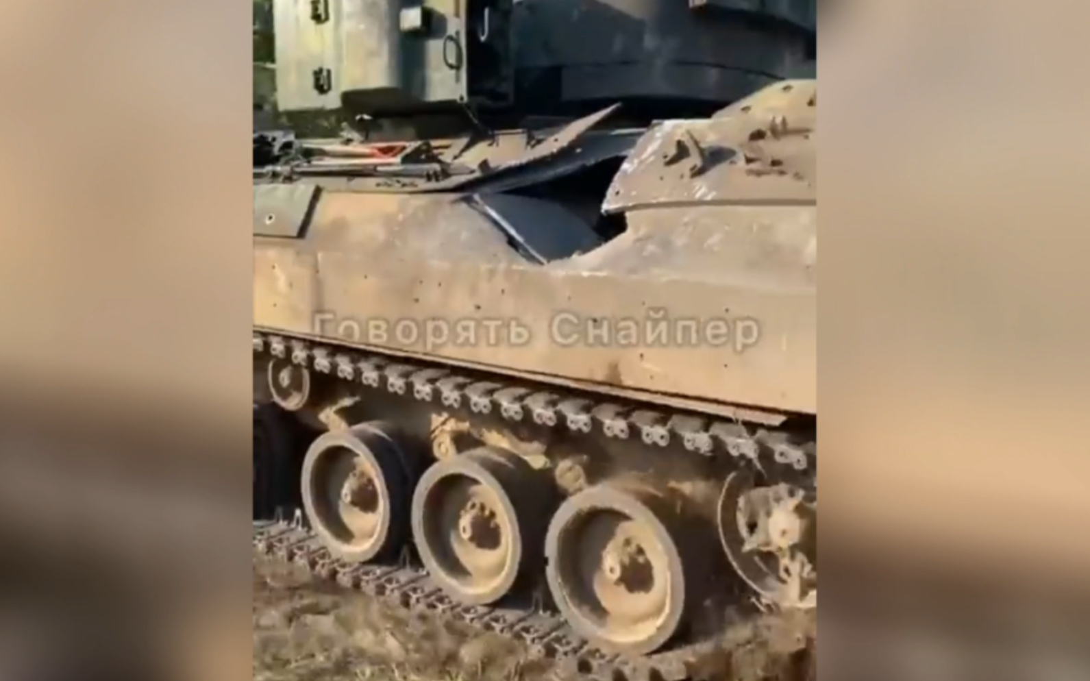 乌军布拉德利装甲车从俄军T-72的直接打击中幸存