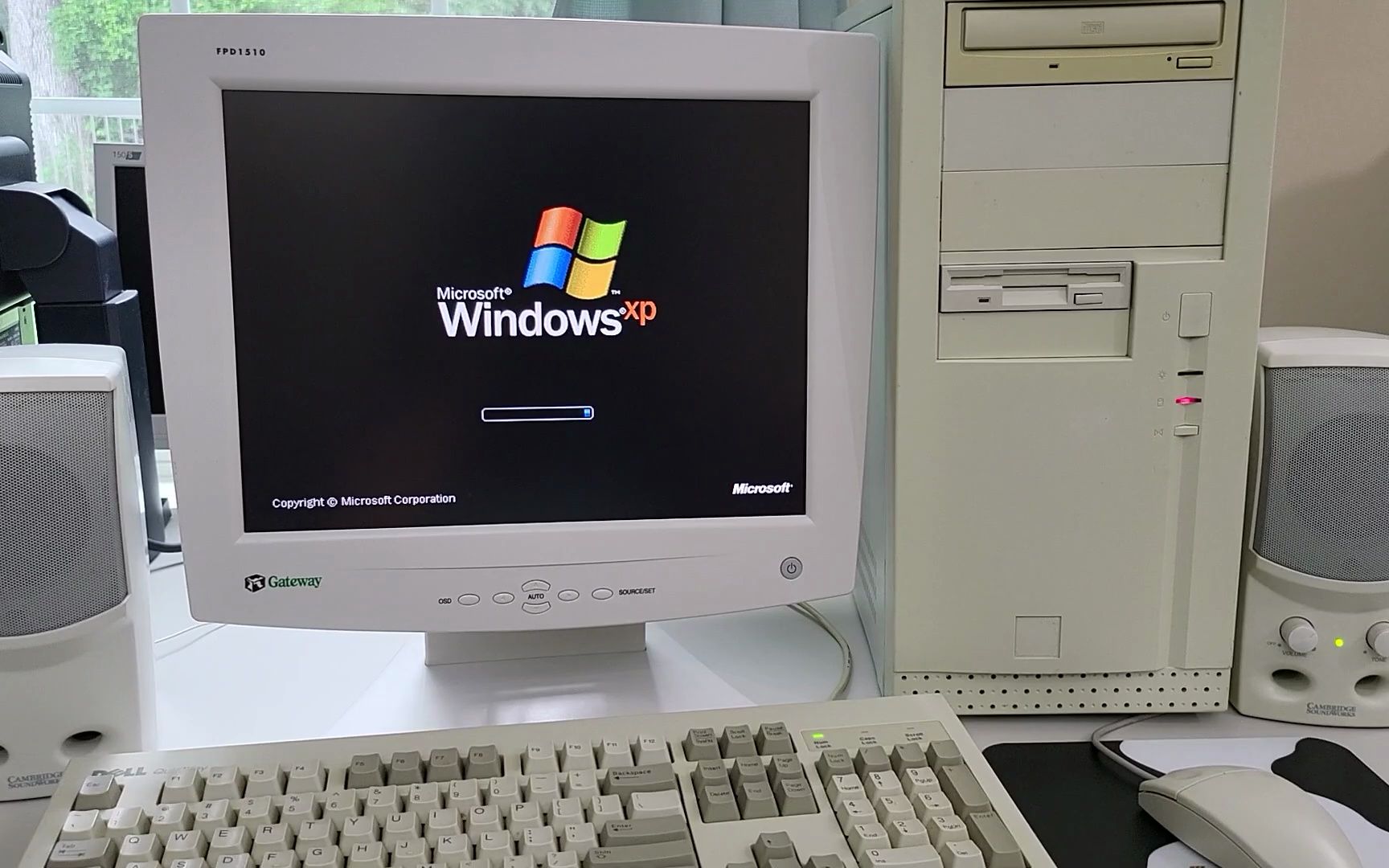 现在是2004年，你在启动Windows XP 专业版！