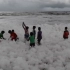 印度海滩布满白色污染物泡沫，孩童却玩得很开心