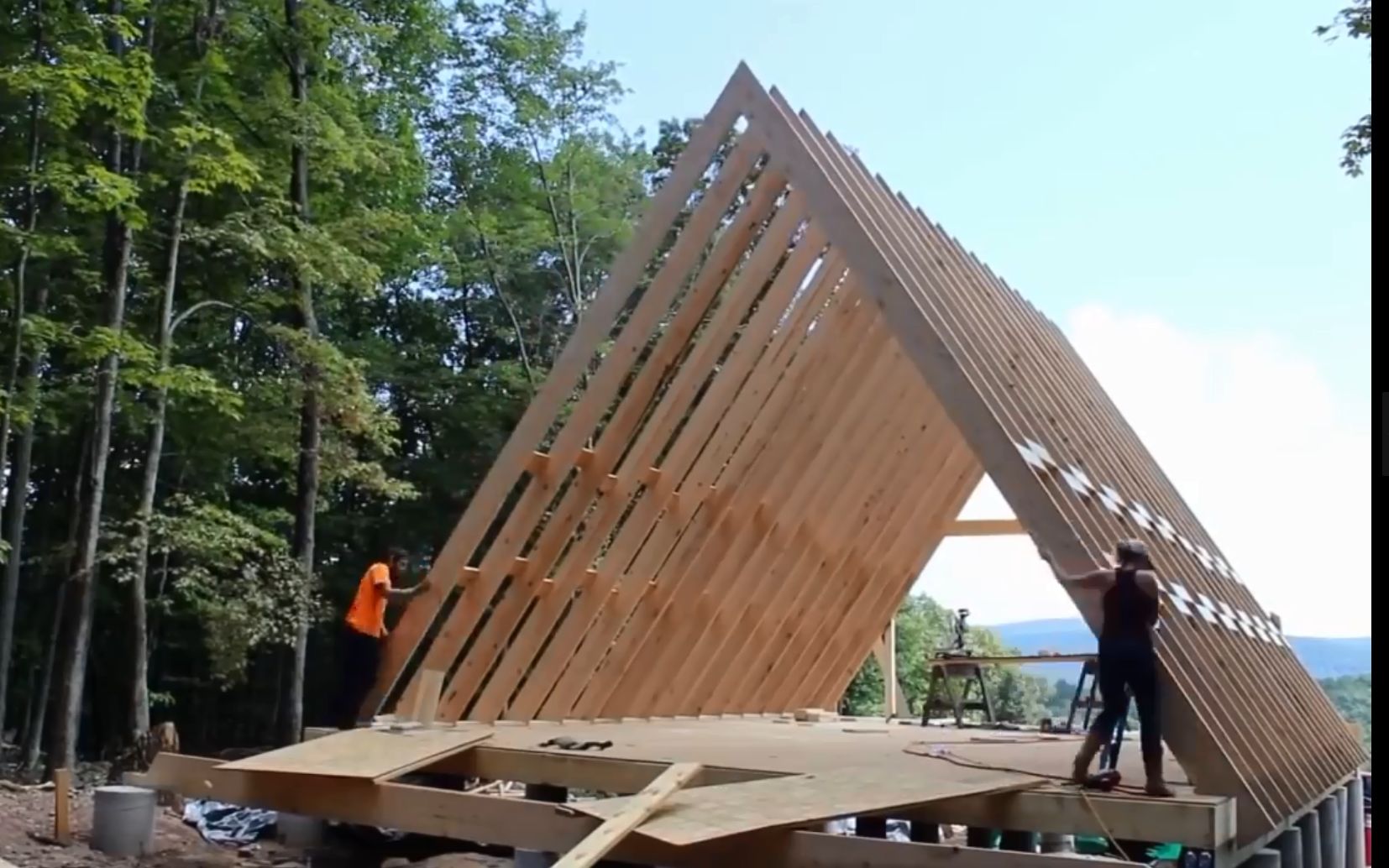 看看国外是怎么建造框架木屋的，不仅工序简单方便，看着还挺奢华牢固！ - 哔哩哔哩