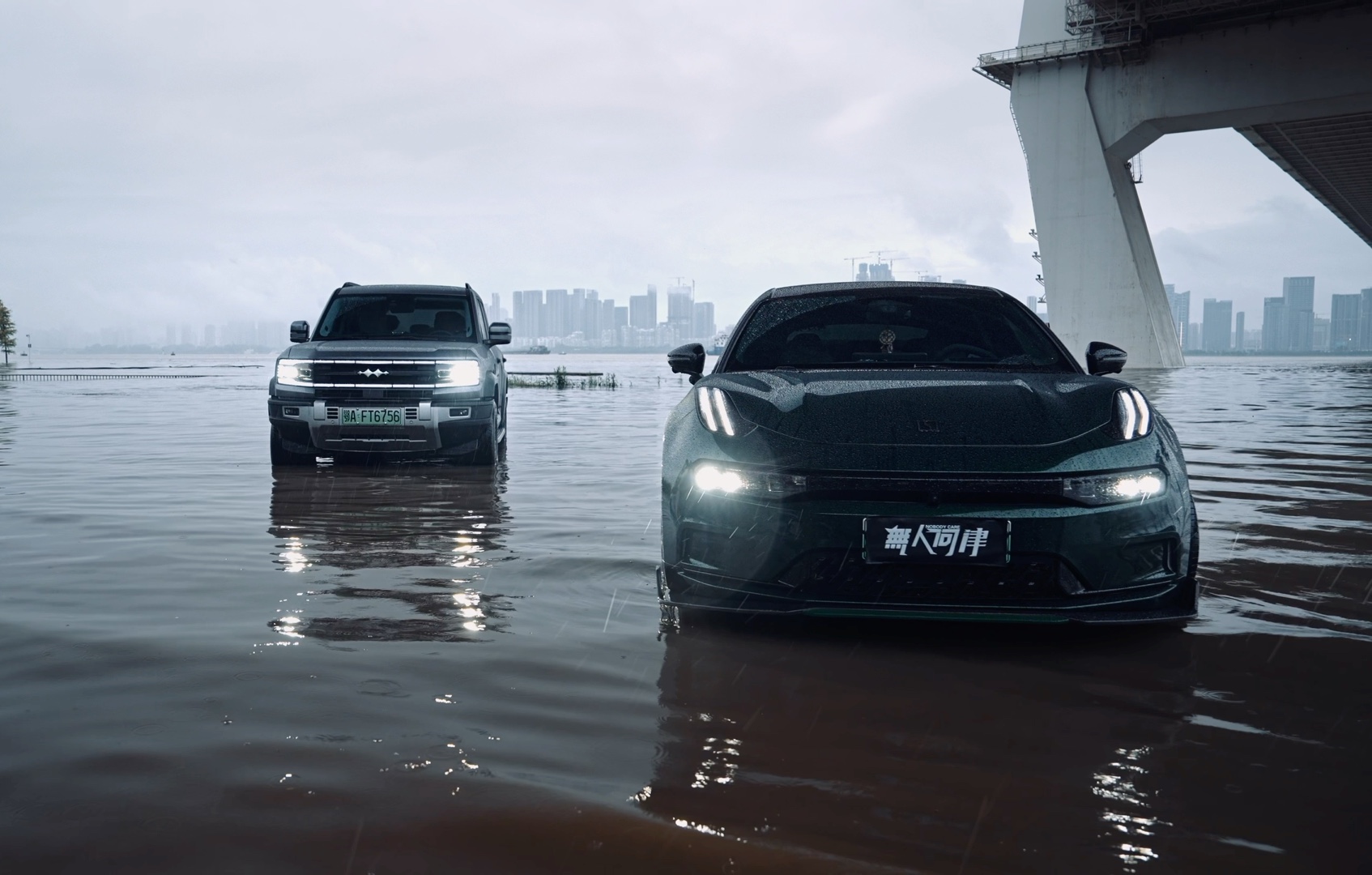 暴雨后的武汉车都在水上开，你确定不是游戏画面？