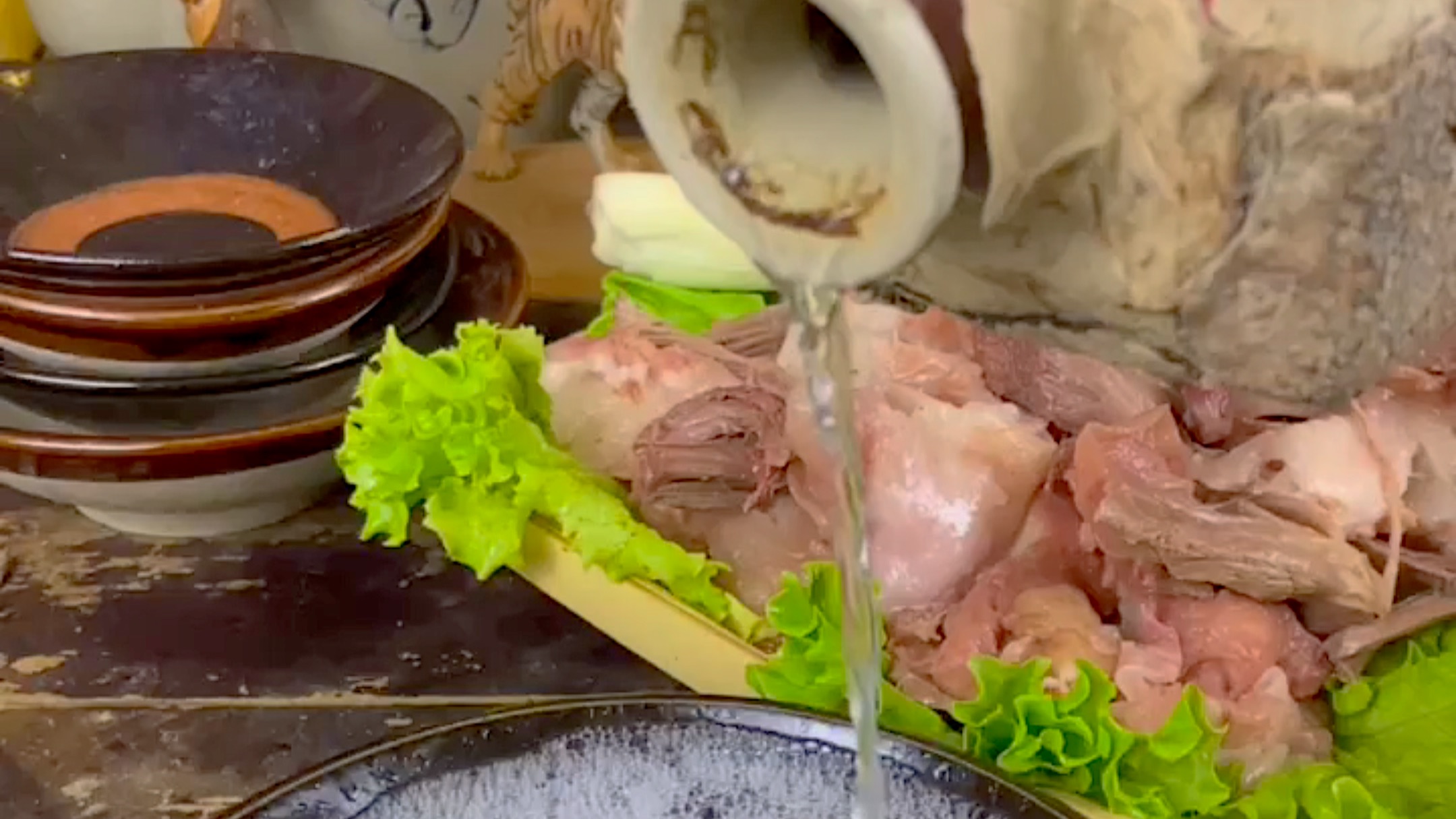 下雨天吃涮锅，涮好的肉片狠狠裹满芝麻酱，大口吃肉就是解馋-君在西安-君在西安-哔哩哔哩视频