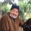 师太摸着“星星”，因为她喂食十五年了，独臂神猴信任师太