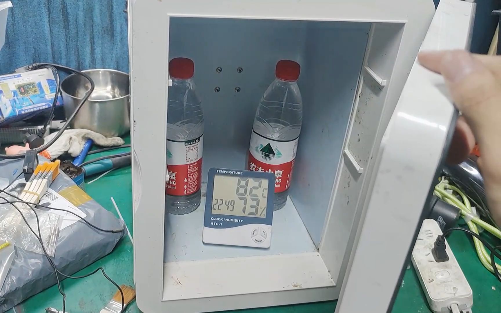 半导体制冷冰箱耗电测试，这种车载冰箱不建议长期使用，太耗电