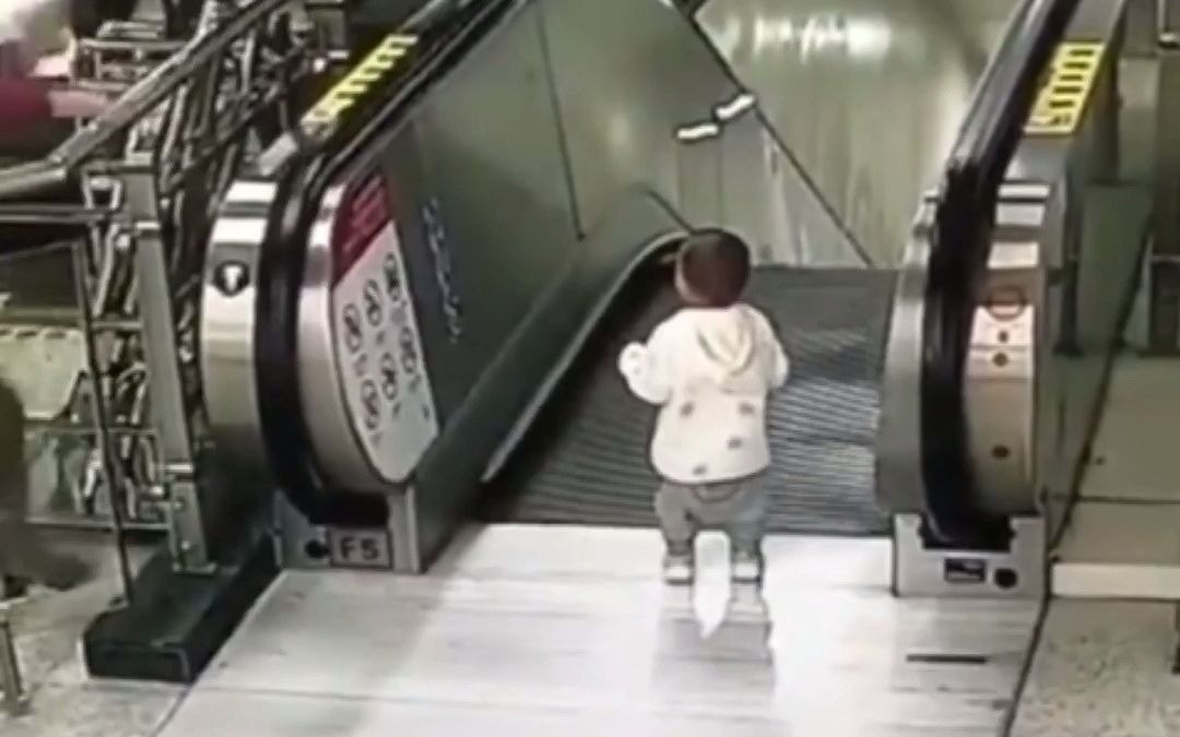惊险！地铁小哥10秒救回误入电梯口萌娃 ，小哥表示：就想千万不能让孩子出意外！