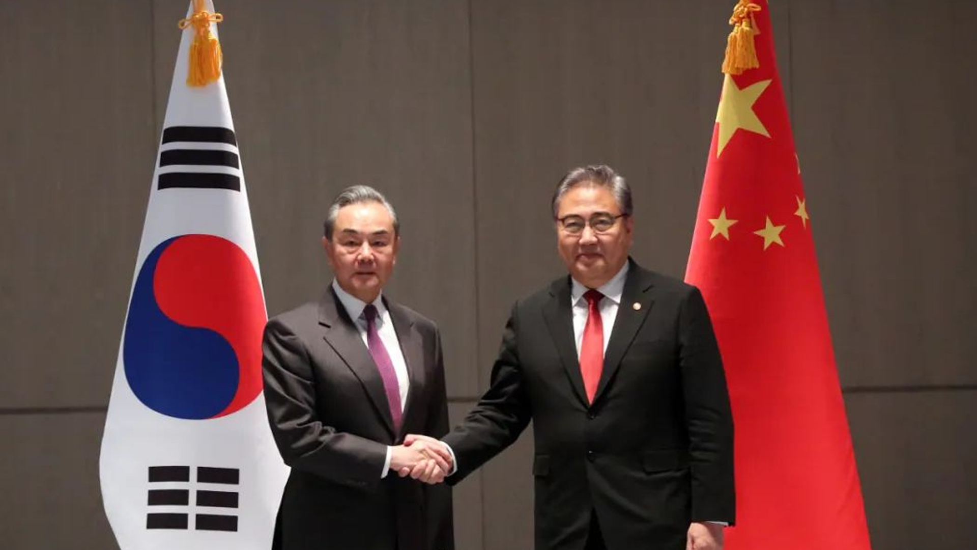 王毅会见韩国外长朴振，双方确认中韩战略合作伙伴关系定位